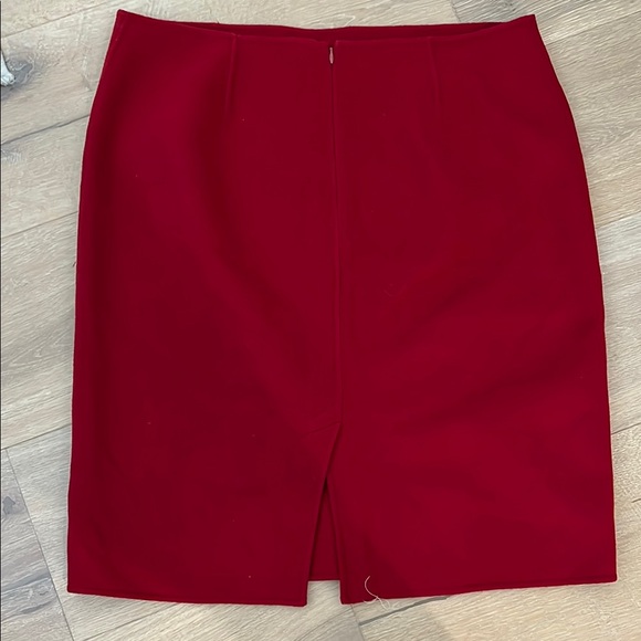 Elegant Red Women's Skirt - Picture 3 of 3
